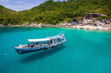 Bateau AquaTao pr&ecirc;t pour la plong&eacute;e &agrave; Koh Tao
