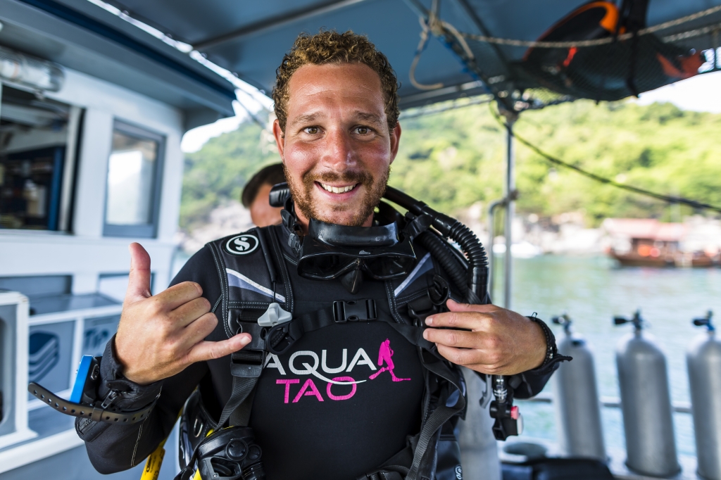 Plongeur sur le bateau d'Aquatao pendant un bapt&ecirc;me de plong&eacute;e &agrave; Koh Tao par AquaTao