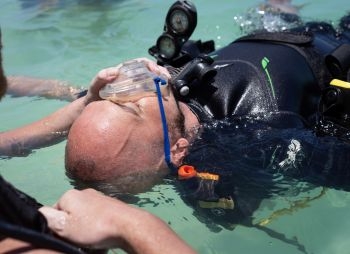 Plongeur en exercice de sauvetage avec AquaTao couvert par l'association Dive assure