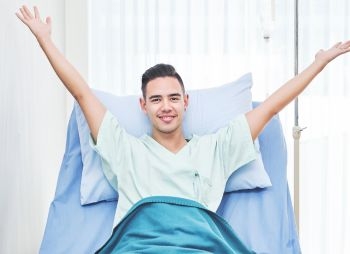 Homme &agrave; l'h&ocirc;pital heureux d'&ecirc;tre assur&eacute; et indemnis&eacute; &agrave; Koh Tao