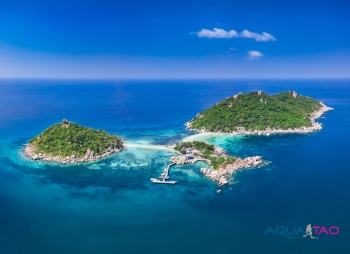 Plongeuse souriante dans une piscine avec AquaTao 