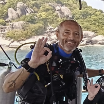 Instructeur AquaTao souriant sur le bateau &agrave; Koh Tao