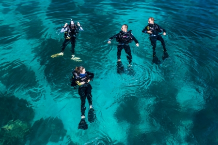 Plongeur dans l'eau pendant un bapt&ecirc;me de plong&eacute;e &agrave; Koh Tao par AquaTao
