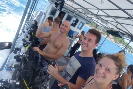 Plongeurs certifi&eacute;s sur le bateau AquaTao &agrave; Koh Tao