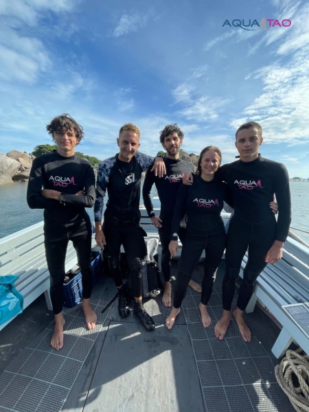 Plongeurs apr&egrave;s une plong&eacute;e du cours Advanced Open Water avec AquaTao
